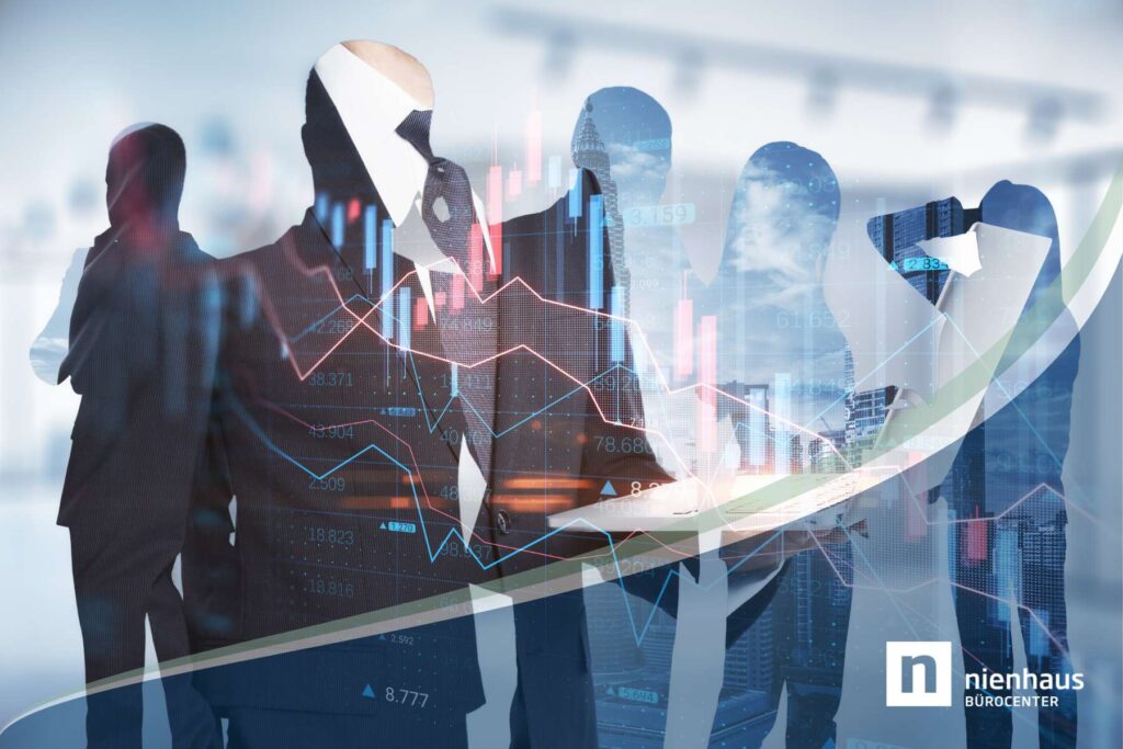 Silhouetten verschiedener Geschäftsleute und die Andeutung von Zahlen und Statistiken als Sinnbild für Algorithmic Management im Büro.