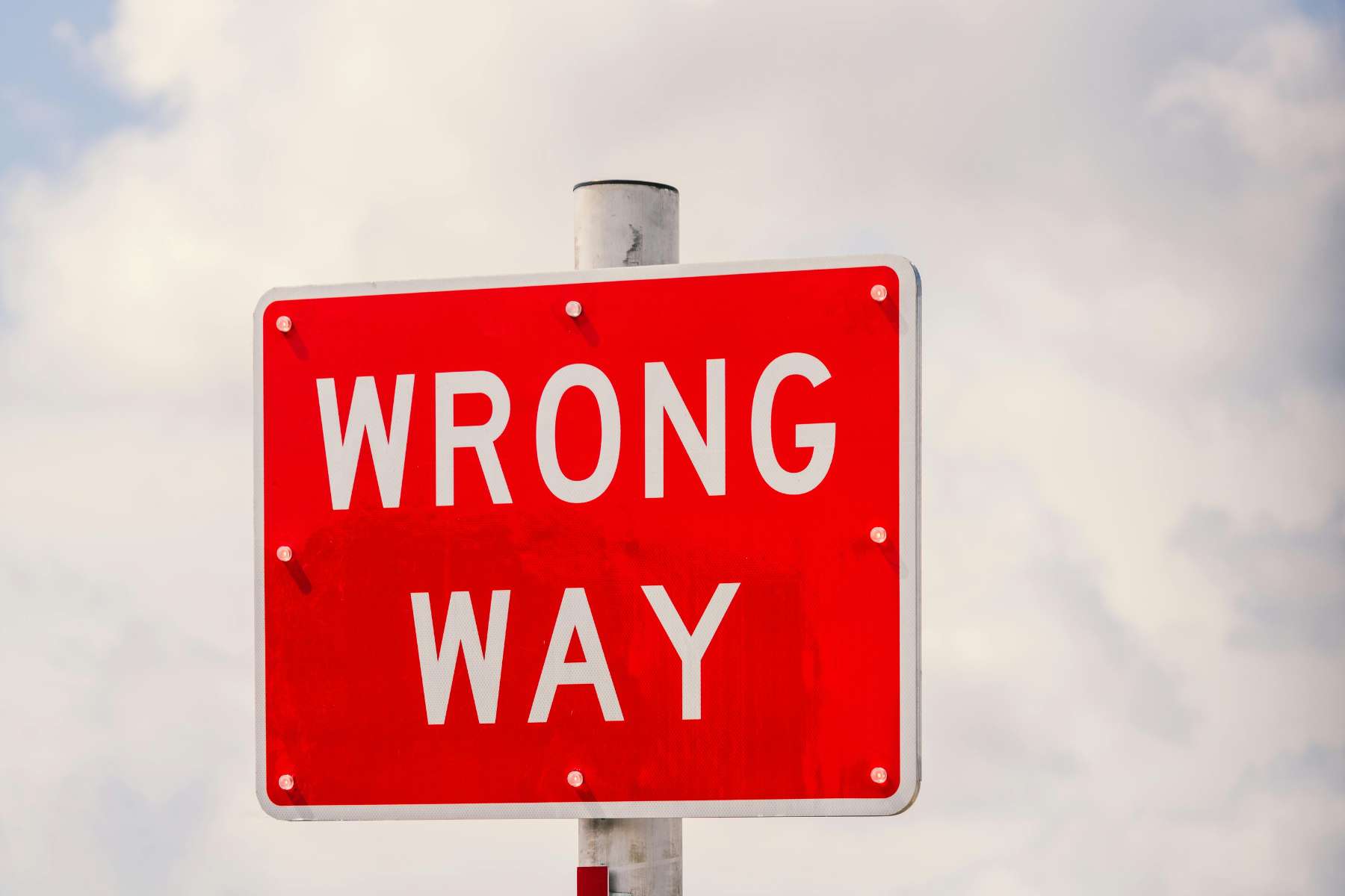 Ein rotes Straßenschild mit der weißen Aufschrift Wrong Way als Sinnbild für alles, was bei Büroumzügen schief gehen kann.