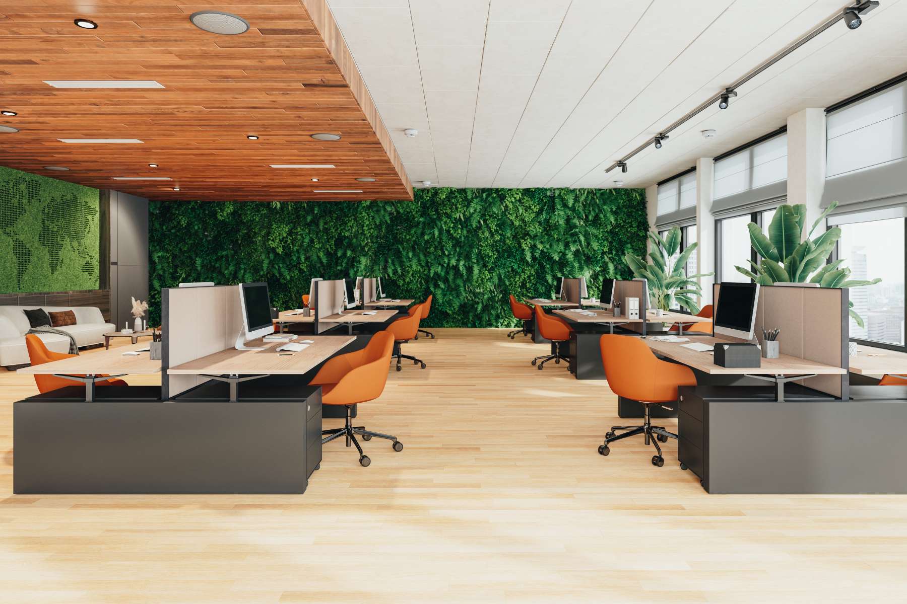 Modern eingerichtete Bürofläche mit Holzboden, mehreren Schreibtischen, orangenen Bürostühlen, Pflanzen und begrünter Wand.