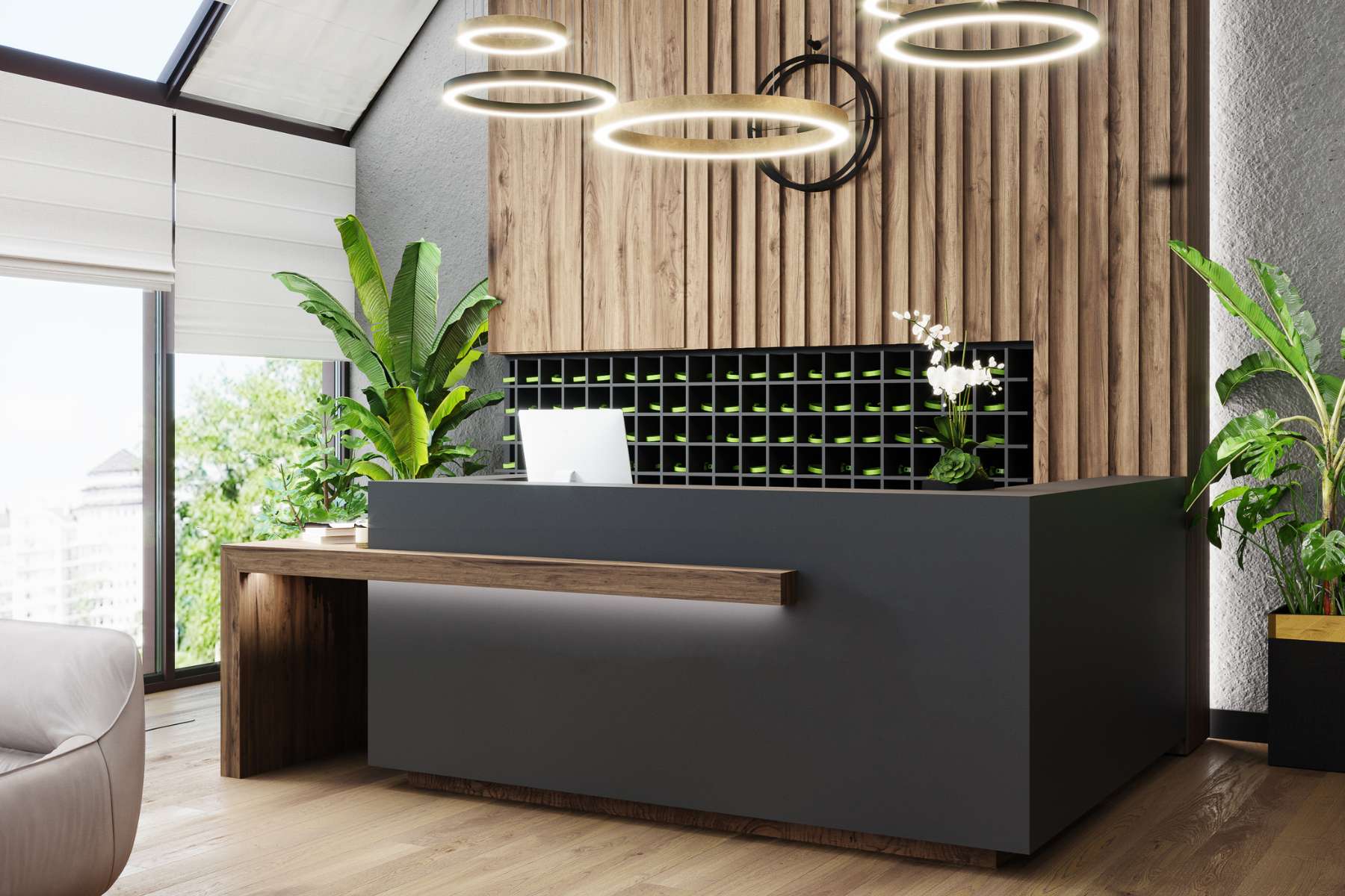 Moderner Empfangsbereich mit dunkler Theke, Holzvertäfelung an der Wand und großen Pflanzen.