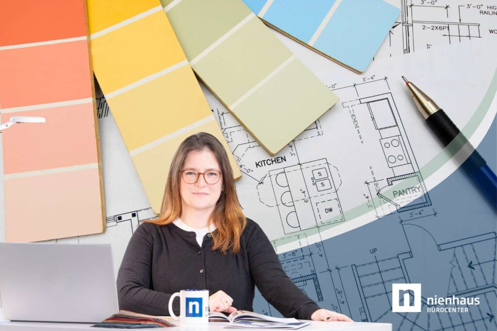 Junge Architektin steht an einem Schreibtisch während man im Hintergrund verschiedene Farbkarten und einen Grundriss sieht,