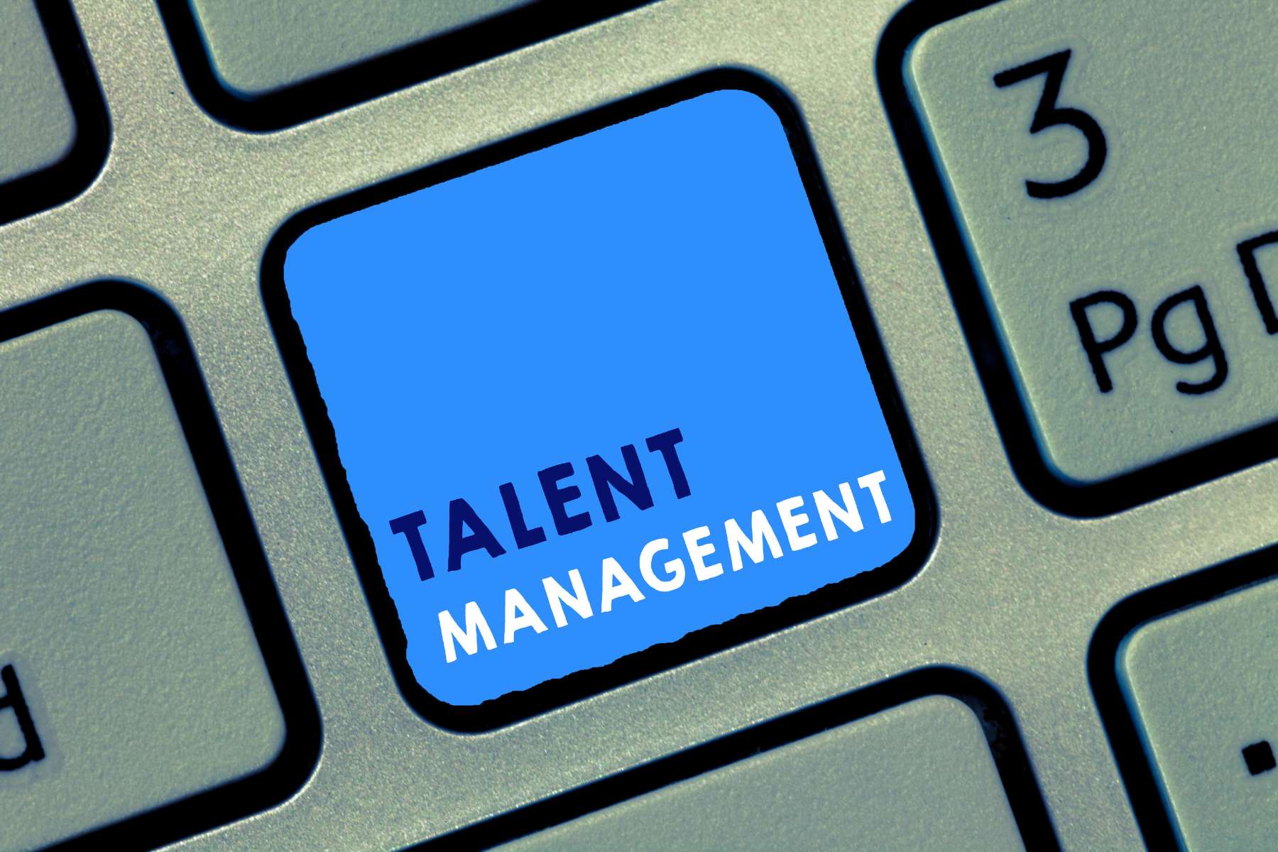 Nahaufnahme einer Tastatur, auf der man eine blaue Taste mit der Aufschrift Talent Management sieht, als Sinnbild für das Thema Talent Mobility.