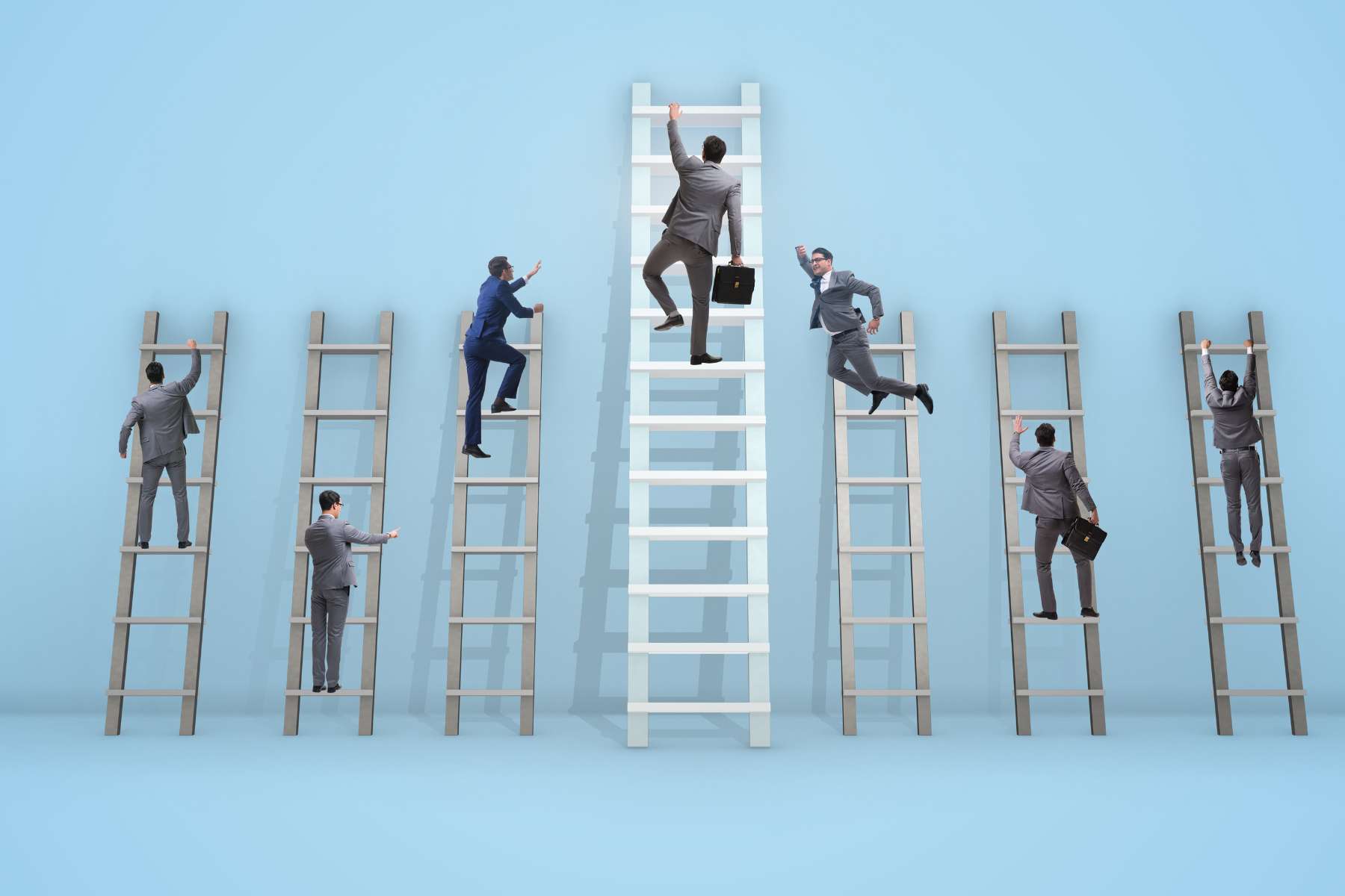 Sieben Leitern stehen an eine hellblaue Wand gelehnt, während auf jeder ein männlicher Angestellter im Anzug nach oben steigt, als Sinnbild für die Karriereleiter.