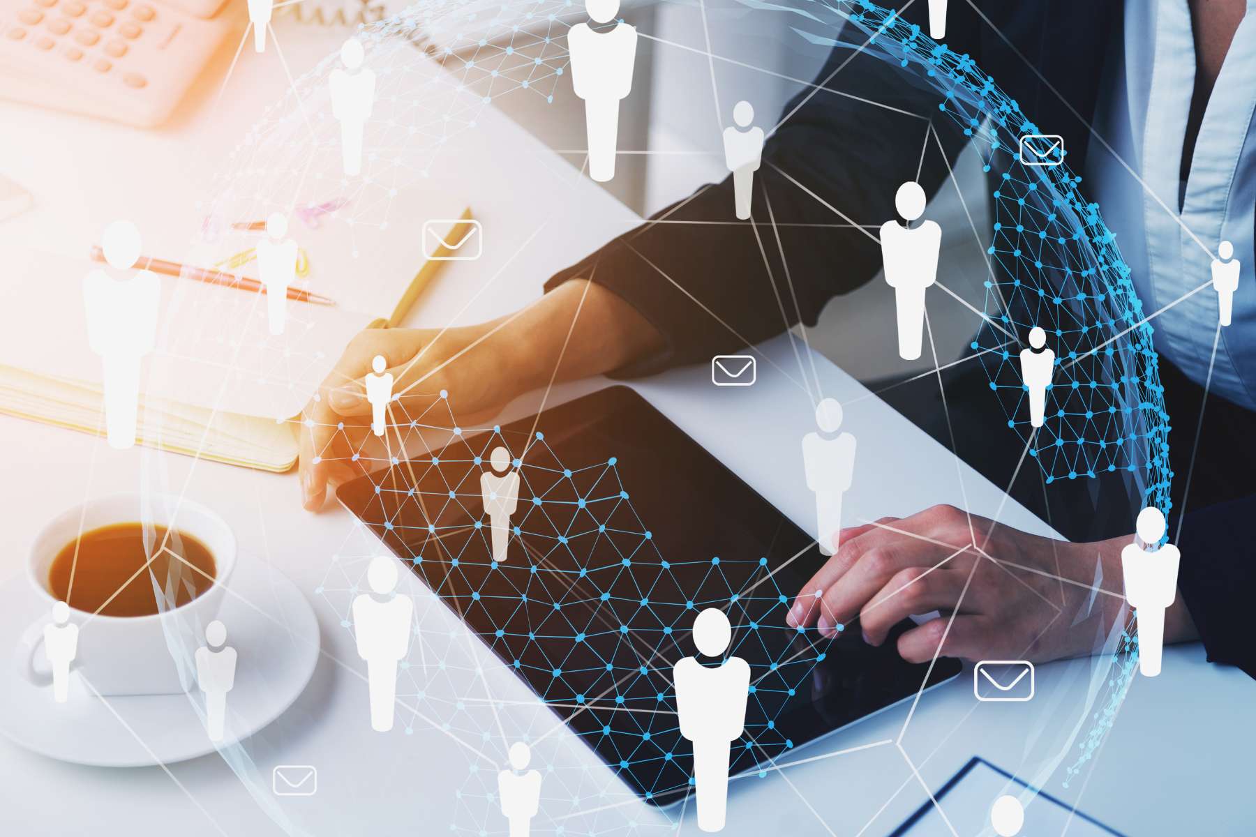 Ein HR-Mitarbeiter sitzt an einem weißen Schreibtisch vor einem Tablet und kümmert sich um Personalangelegenheiten, dargestellt durch eine digitale Grafik, auf der verschiedene stilisierte Personen zu sehen sind.