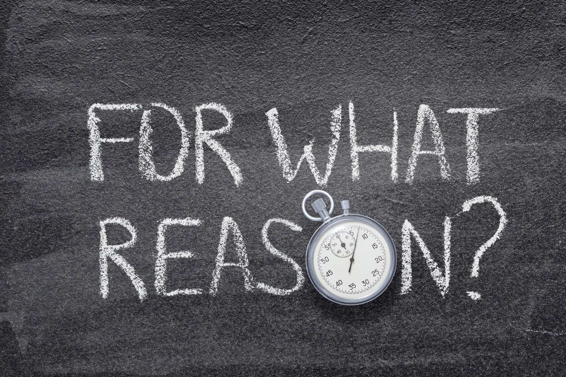 Auf einem dunklen Untergrund steht mit Kreide geschrieben der Satz for what reason in Großbuchstaben, wobei der Buchstabe O im Wort Reason durch eine Taschenuhr ersetzt worden ist.