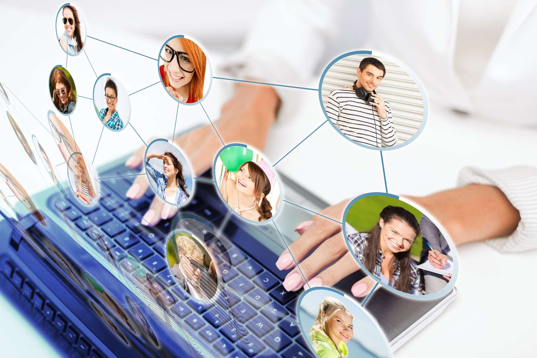 Eine Frau sitzt am Laptop und chattet bzw. unterhält sich mit anderen jungen Leuten der Generation Z, deren Bilder man in einer digitalen Grafik dargestellt sieht.