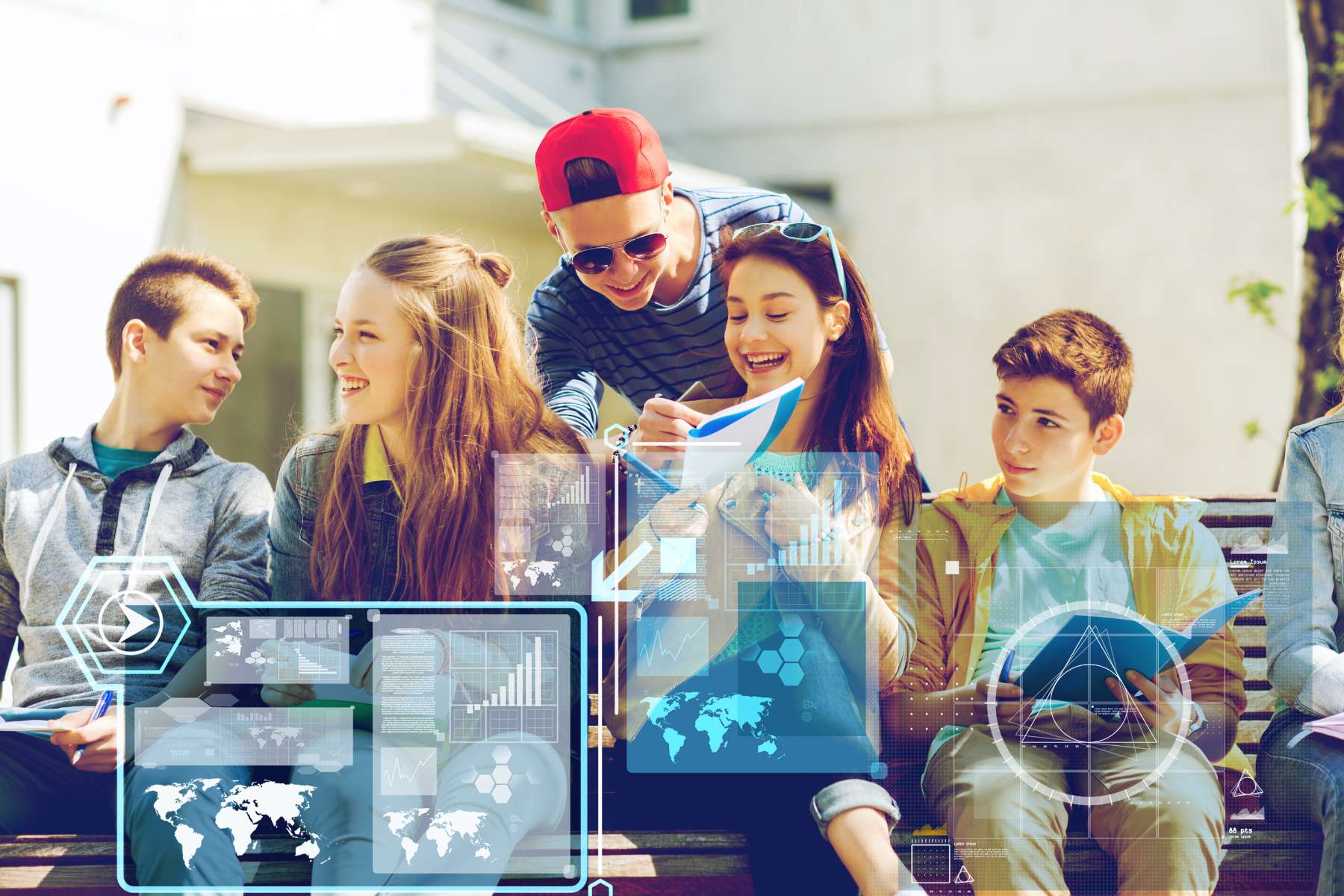 Drei Jungs und zwei Mädchen der Generation Alpha sitzen lachend auf einer Bank, unterhalten sich und beschäftigen sich dabei mit fortschrittlicher Technologie als Merkmal von Arbeitswelten für Generation Z und Alpha.