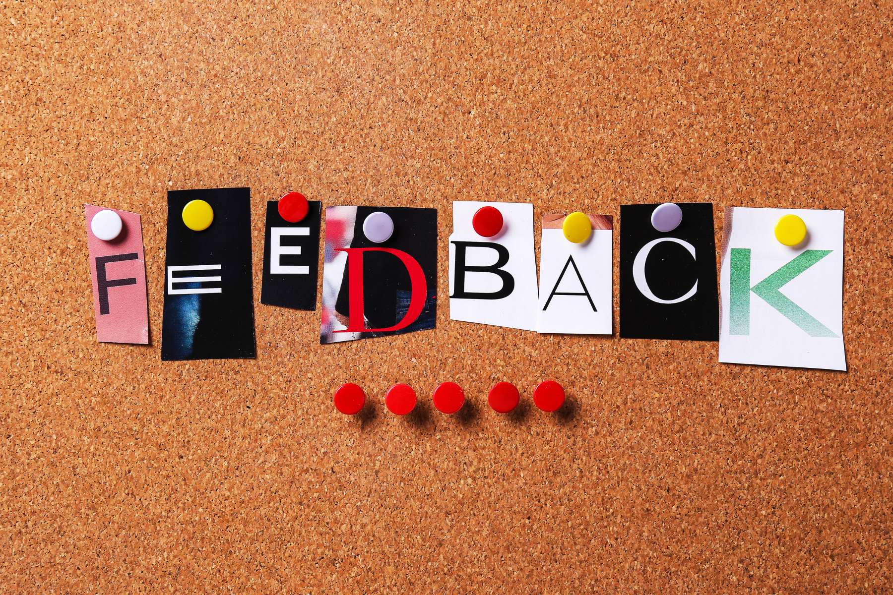 Eine Kork-Pinnwand, an der das Wort Feedback in einzelnen Buchstaben angepinnt ist, als Stichwort zum Thema Arbeitswelten für Generation Z und Alpha.