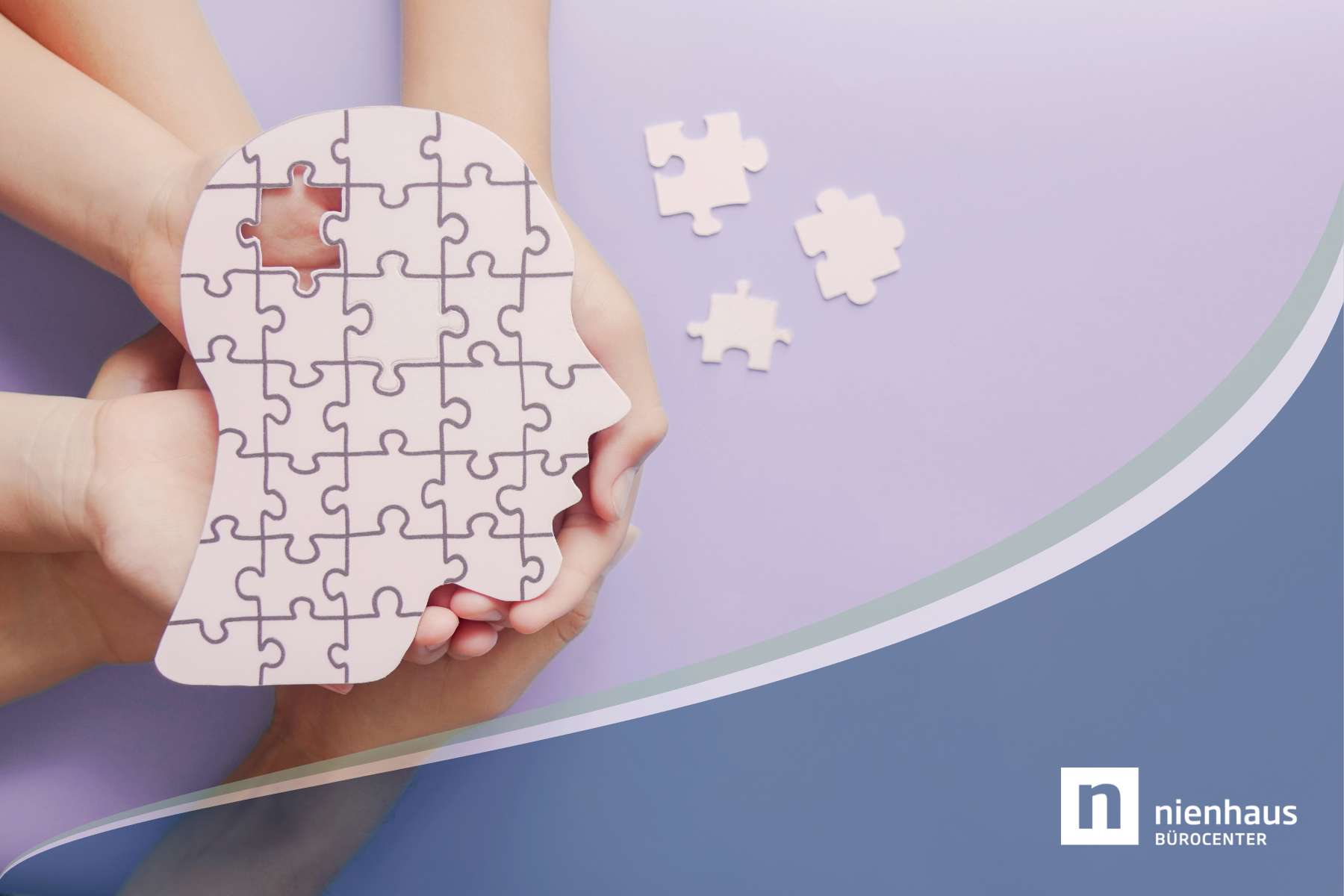 Mehrere Hände halten einen aus Puzzleteilen zusammengesetzten Kopf, während rechts 3 einzelne Puzzleteile liegen.