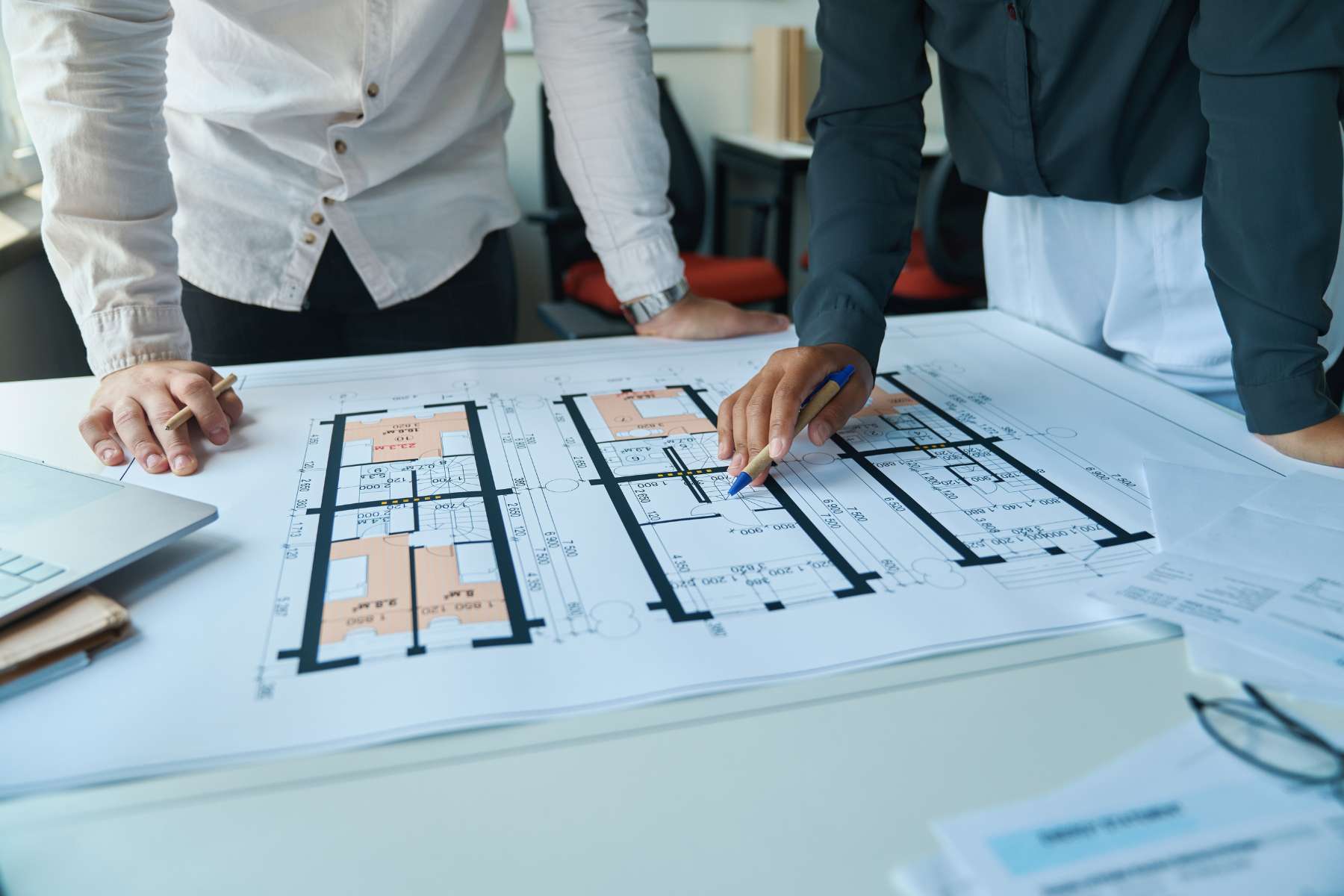 Team analysiert und plant Grundrissgestaltung für ein modernes, flexibel nutzbares Büro