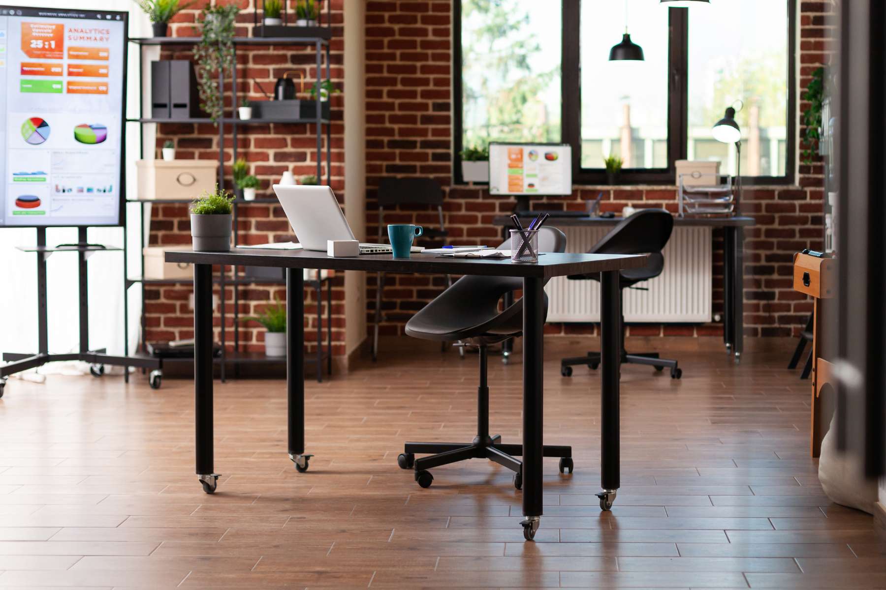Flexibler Arbeitsplatz mit mobilem Schreibtisch und Whiteboard in offen gestaltetem Büro