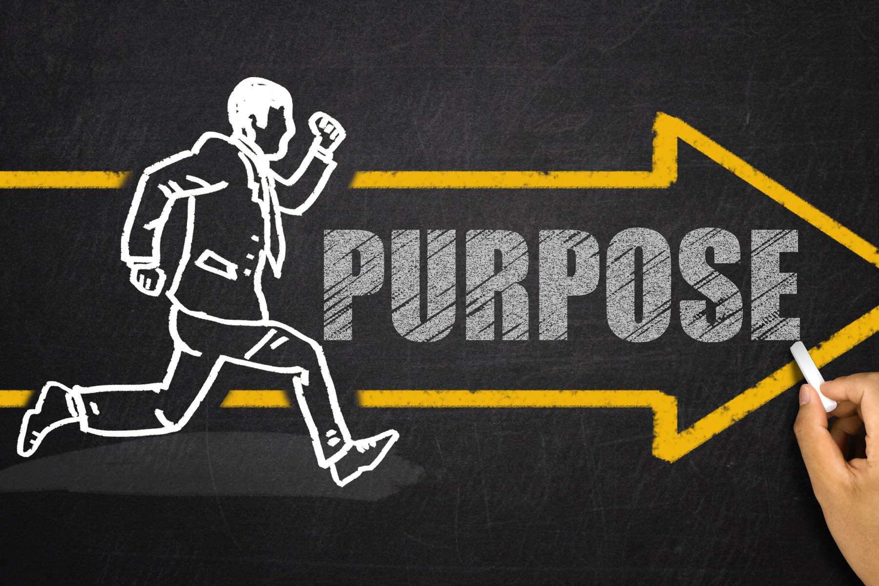 Auf schwarzem Untergrund steht mit weißer Kreide das Wort Purpose geschrieben, umrahmt von einem gelben Pfeil, während ein ebenfalls weißes Männchen im Anzug in Pfeilrichtung läuft.