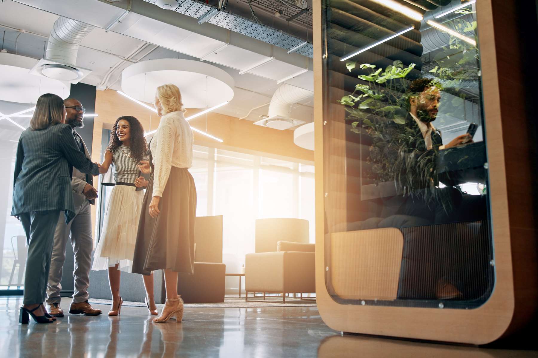 Moderne Lobby im Smart Office mit offenen Arbeitsbereichen und Business-People.