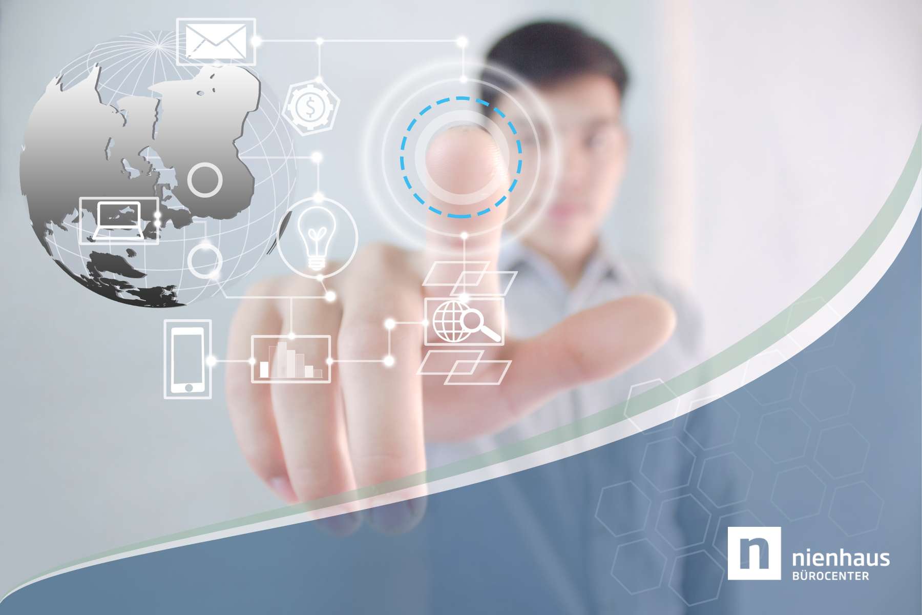 Junger Mitarbeiter bedient KI-gesteuertes System eines Smart Office.