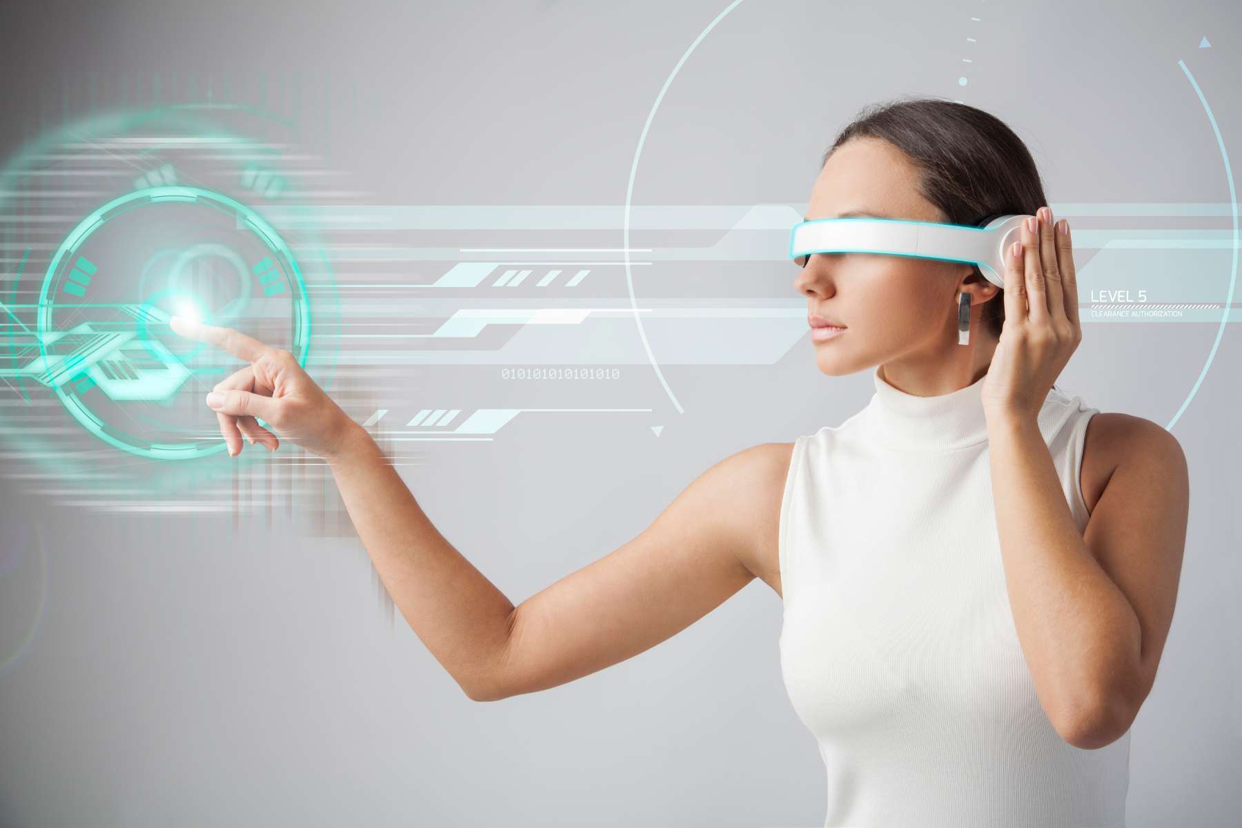 Junge Frau trägt eine futuristische VR-Brille und bewegt sich im digitalen Netzwerk.