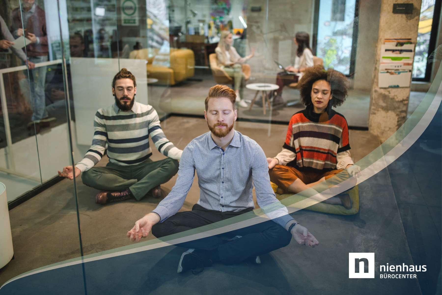 3 Büroangestellte sitzen im Schneidersitz in einem geschlossenen Raum mit Glaswänden und meditieren, während um sie herum der normale Büroalltag stattfindet.